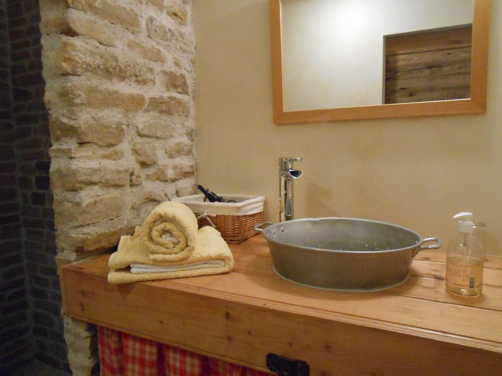 Les Grands Pres Bed and Breakfast Geney Værelse billede