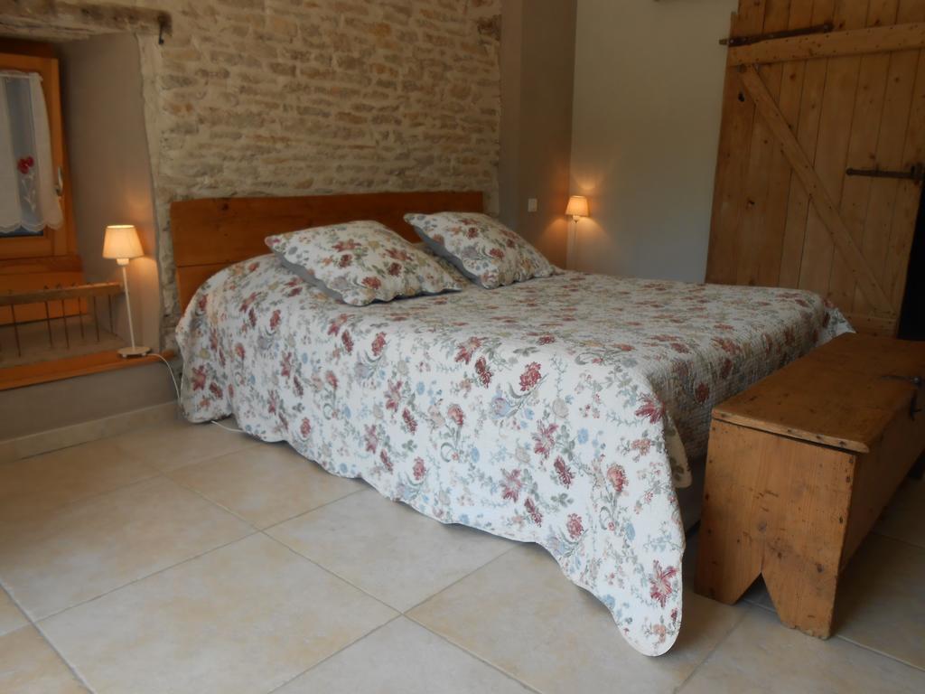 Les Grands Pres Bed and Breakfast Geney Værelse billede