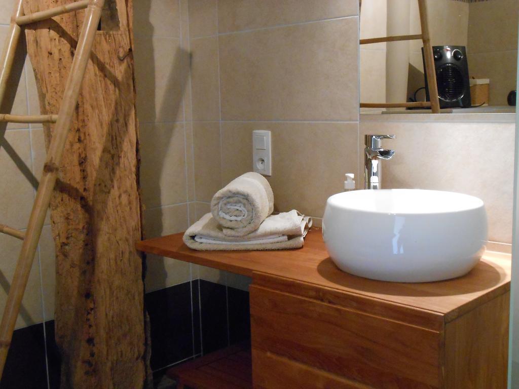 Les Grands Pres Bed and Breakfast Geney Værelse billede