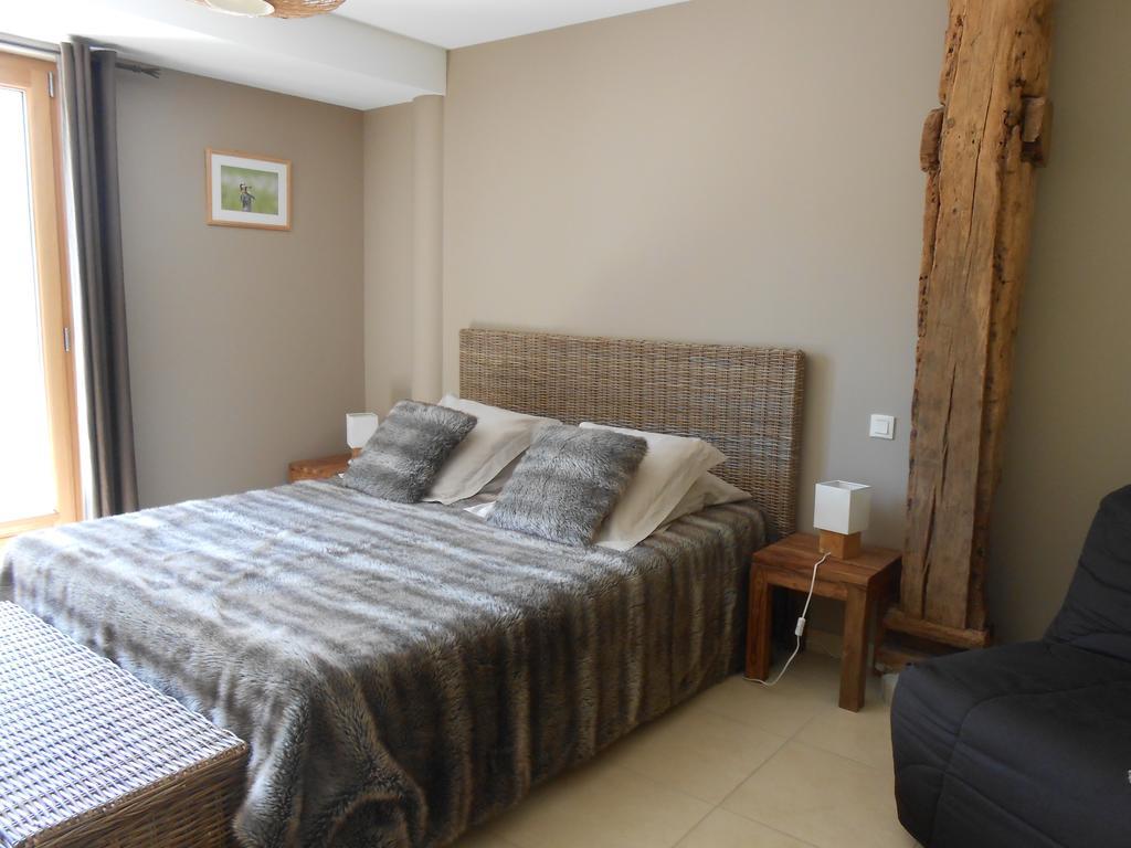 Les Grands Pres Bed and Breakfast Geney Værelse billede